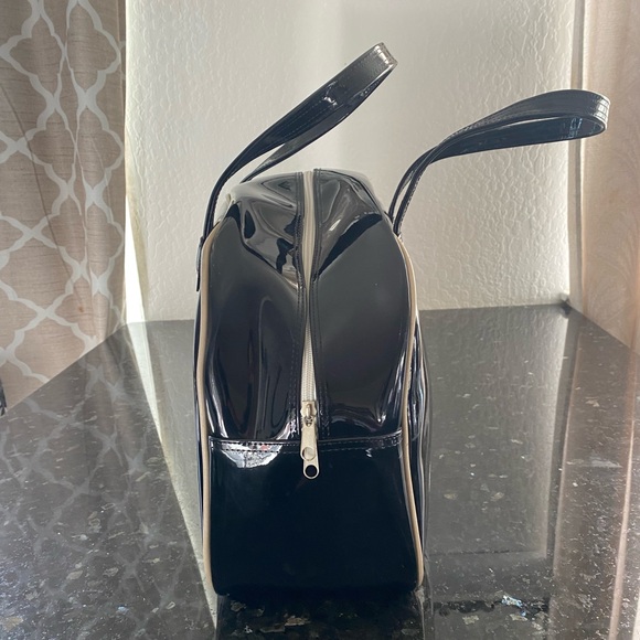 SNOOPY PEANUTS | Patent Faux Leather Duffel Bag - Picture 2 of 6